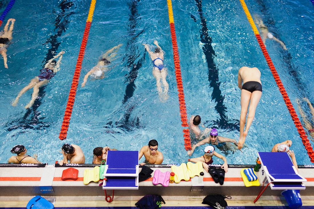 AUFWAERMEIN, EINSCHWIMMEN, SCHWIMMBAHN, BAHN, SCHWIMMBECKEN, WASSERSPORT, SCHWIMMER, FARBEN,